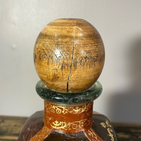 Made in Italy alcohol decanter leather wrapped.  Wooden top split. - Picture 7 of 17